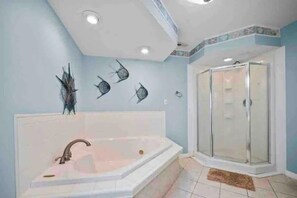 Baignoire à jets, articles de toilette écologiques, sèche-cheveux