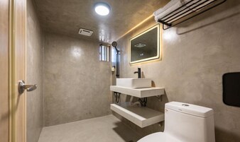 Gallery Quadruple Room | Bathroom