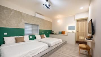 Quarto quádruplo galeria | Escrivaninha, quartos à prova de som, Wi-Fi de cortesia