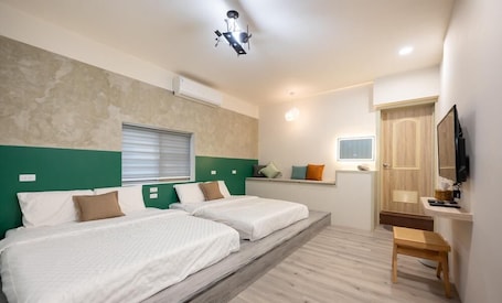 Gallery Quadruple Room | Desk, soundproofing, free WiFi