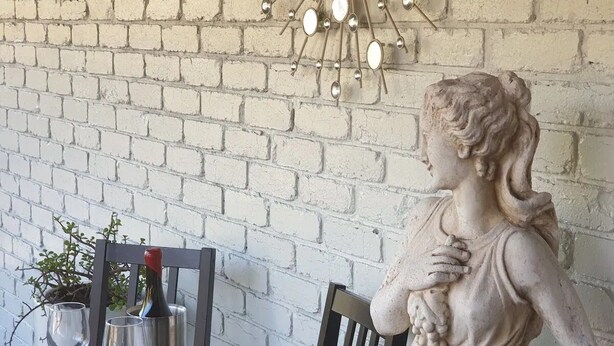 A table with a statue, a bottle of champagne, and two glasses. - Your Stay in Rye (Rye)