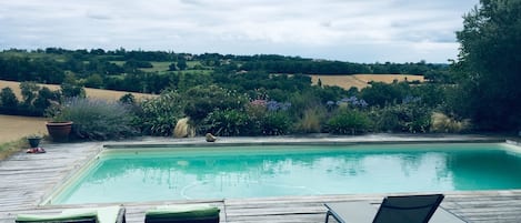 Utomhuspool och uppvärmd pool