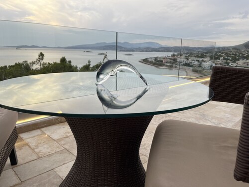 Luxurious 2-bed Seaside Apartment in Saronida