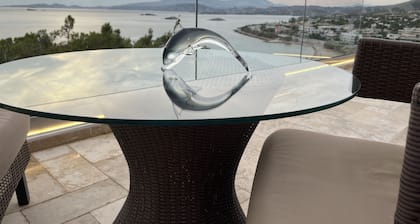 Luxurious 2-bed Seaside Apartment in Saronida