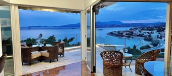 Luxurious 2-bed Seaside Apartment in Saronida