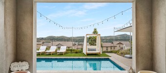 Resort-like residence with pool, jacuzzi, sauna, ocean breeze & amazing sunsets