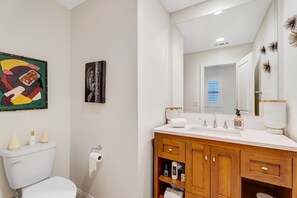 مجففات شعر، مناشف، صابون، ورق حمّام