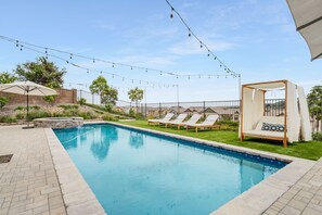 حمّام سباحة خارجي، حمّام سباحة مُدفَّأ