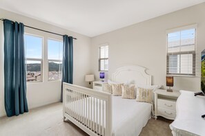 4 عدّة غرف نوم ومكتب ومكواة/لوح كي وواي فاي مجانًا