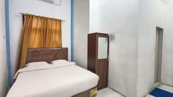Standard Double Room | Desk, bed sheets
