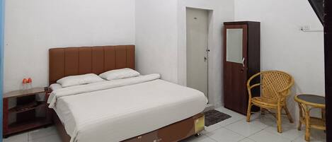 Standard Double Room | Desk, bed sheets