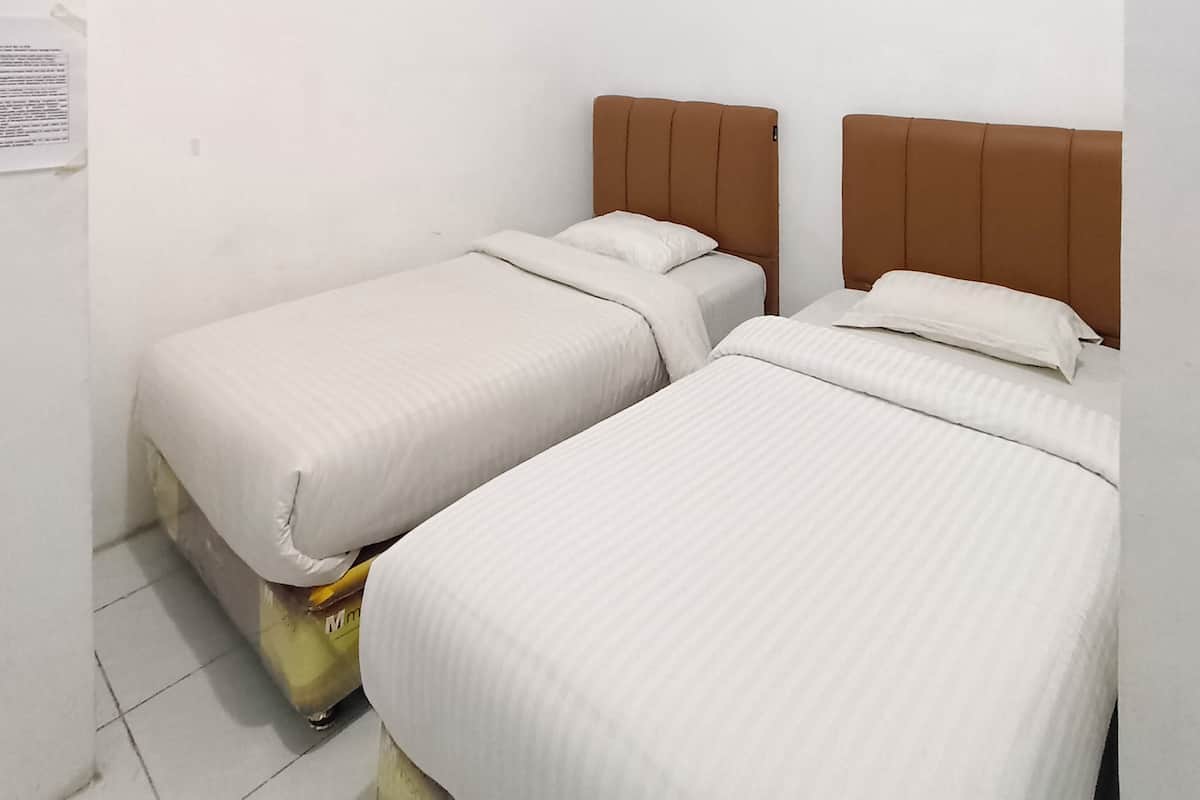 Standaard Twin kamer | Een bureau, beddengoed