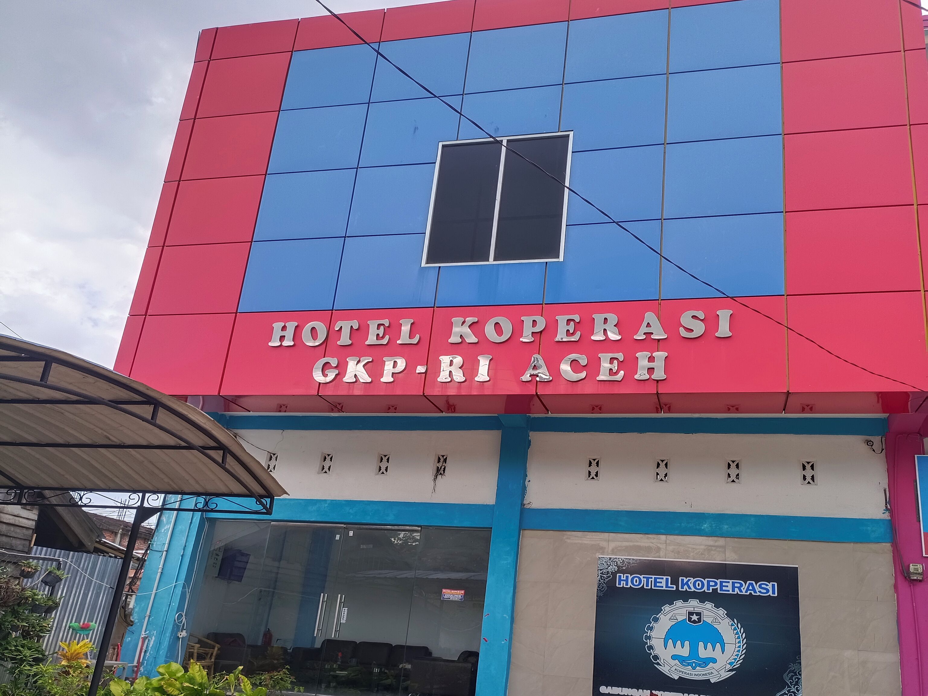 Un edificio con un cartel que dice "HOTEL KOPERASI GKP-RI ACEH".