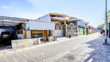 Vista frontal de la propiedad