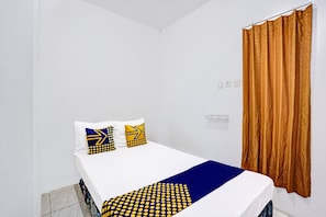 Habitación económica doble | Espacio para trabajar con un portátil, wifi gratis, ropa de cama
