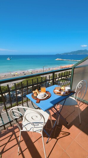 Habitación Deluxe, vista al mar | Terraza o patio