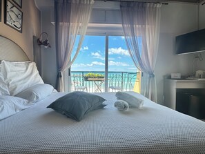 Habitación Deluxe, vistas al mar | 1 dormitorio, edredones de plumas, colchones viscoelásticos