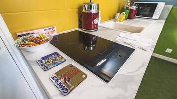 Coffee/tea maker, cookware/dishes/utensils, dining tables