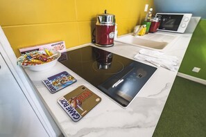 Kaffetrakter/tekoker, kjøkkenutstyr og spisebord