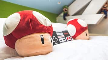 Pluizen op een bed, met een Nintendo Switch controller op de achtergrond.