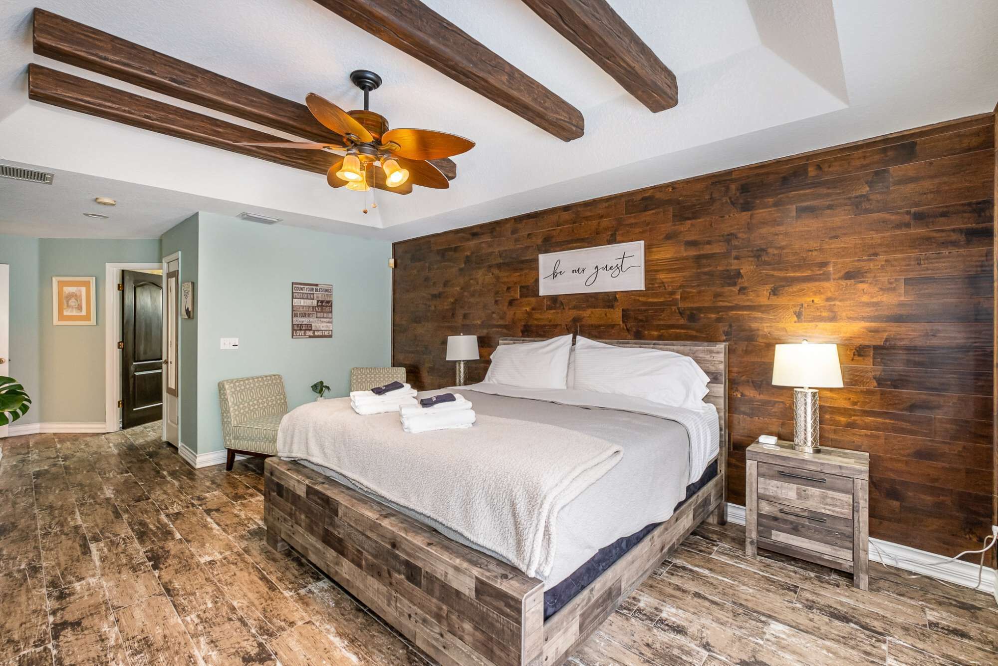 4 habitaciones, escritorio y tabla de planchar con plancha 