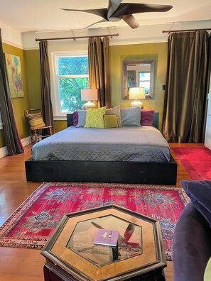 Mama Dux - A Sumptuous Urban Sanctuary | Betten mit Memory-Foam-Matratzen, individuell dekoriert