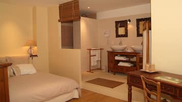 5 bedrooms, travel crib, free WiFi, bed sheets