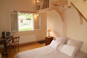 5 bedrooms, travel cot, free WiFi, bed sheets