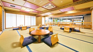 Une pièce de style japonais traditionnel, avec un sol recouvert de tatamis, des meubles en bois et des paravents en papier.