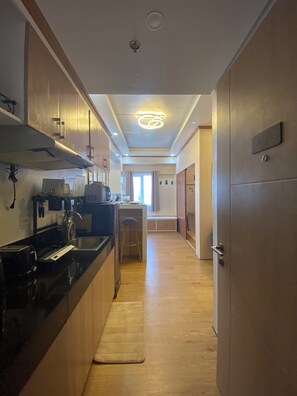 Fridge, microwave, stovetop, electric kettle - Twenty-Nine Cats - City View @ SMDC Cheer Residences (Marilao)