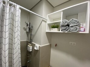 シャワー、ビデ、タオル、石鹸