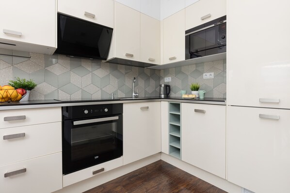 Apartment, 1 Bedroom, Balcony | Dapur peribadi | Ketuhar gelombang mikro, ketuhar, mesin basuh pinggan mangkuk 