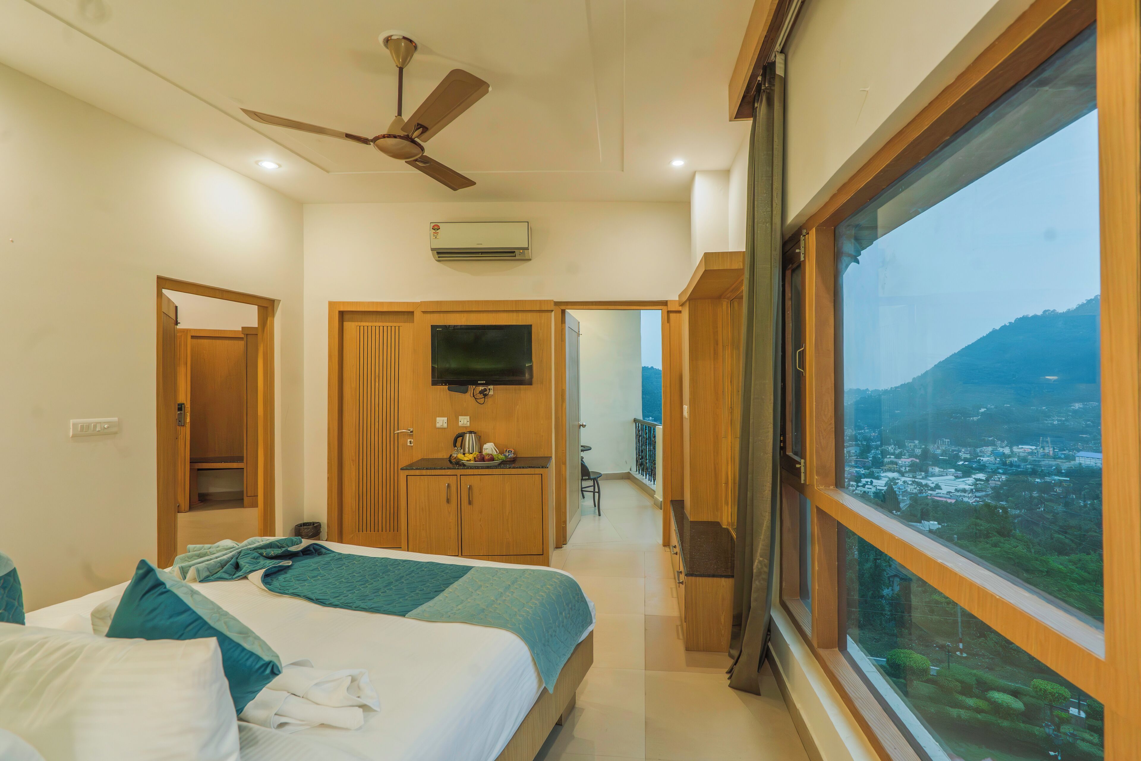 Premium Lake view | เครื่องนอนระดับพรีเมียม, ตู้นิรภัยในห้องพัก, โต๊ะทำงาน
