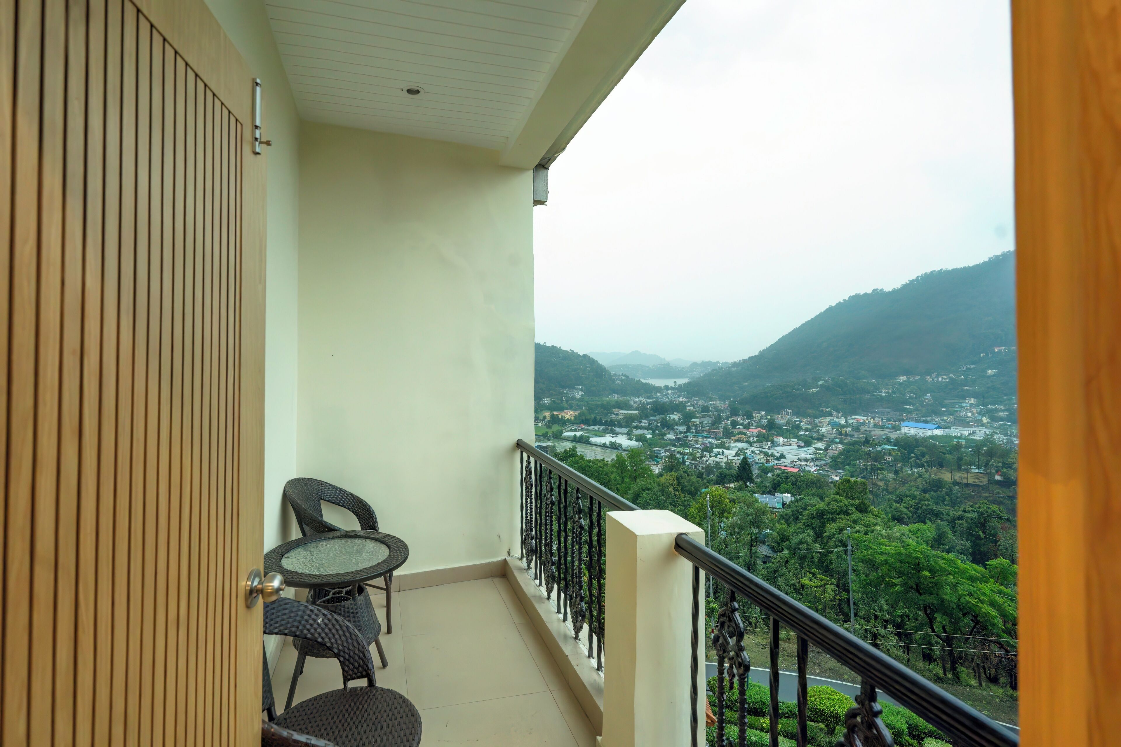 Ein Balkon mit Blick auf ein Tal und Berge.