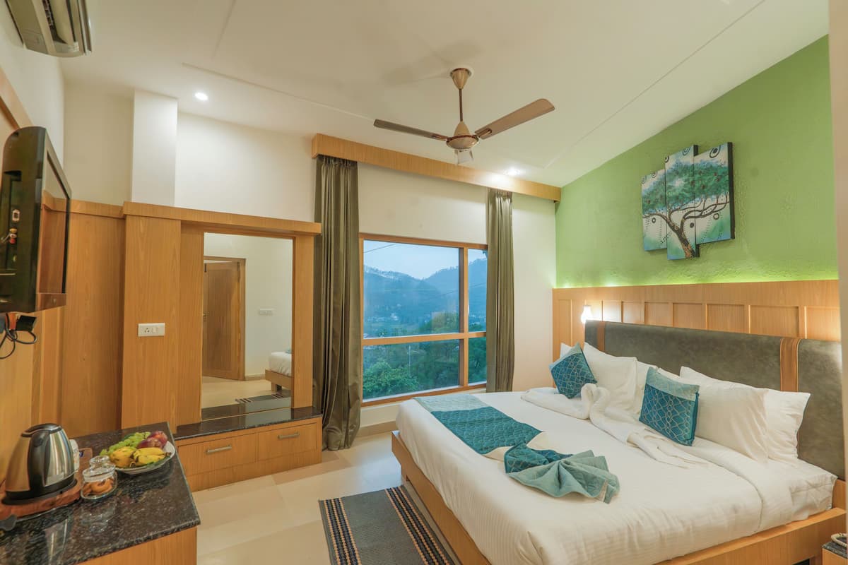 1 bedroom, premium bedding, in-room safe, desk