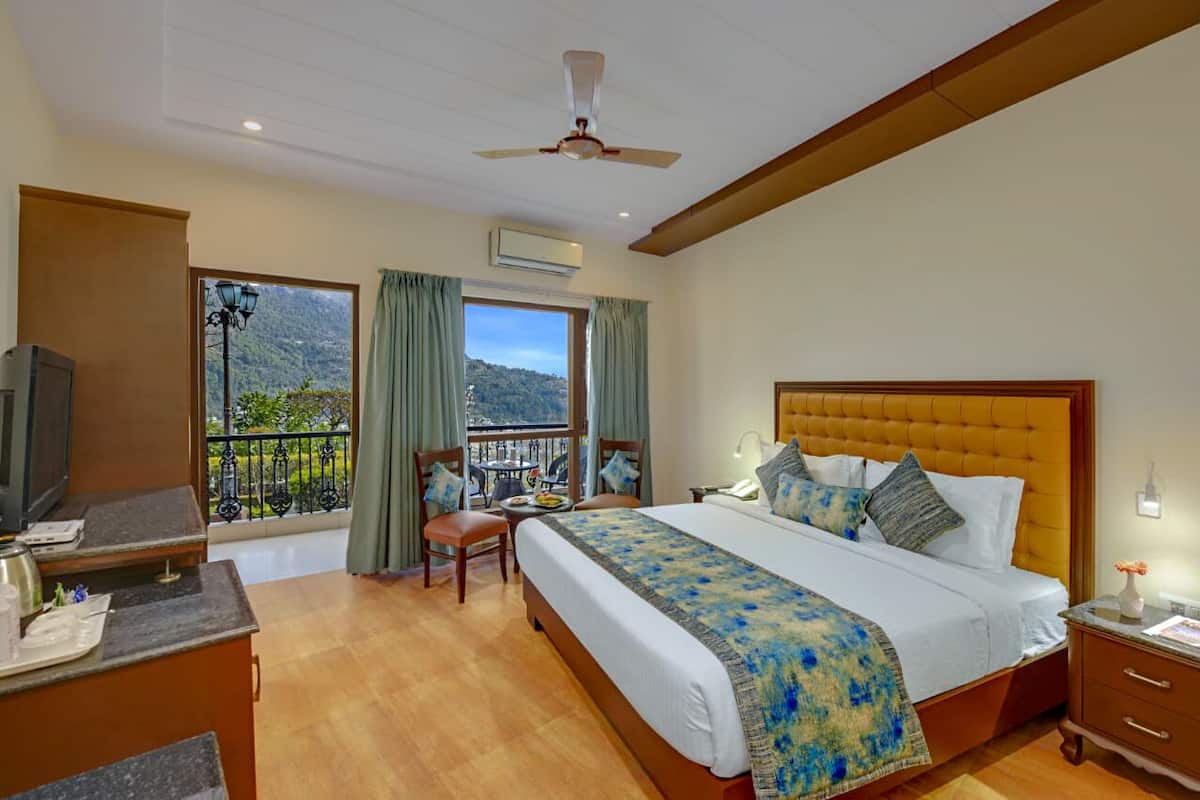 Premium Lake view | 1 bedroom, premium bedding, in-room safe, desk