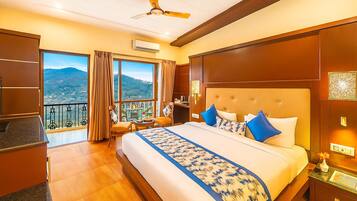 Premium Lake view | 1 bedroom, premium bedding, in-room safe, desk