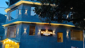 A building with a sign reading "Rosetum Golden Wood Manali". - Golden Wood Manali By Rosetum (Manali)
