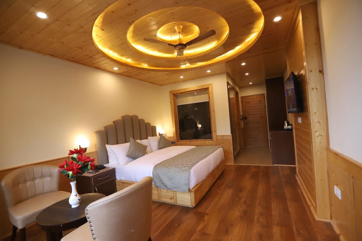 Premium Double Room, 1 Queen Bed, Valley View, Mountainside | Iron/ironing board, free WiFi, bed sheets