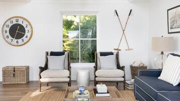 Smart TV, fireplace, stereo