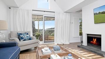 Smart TV, fireplace, stereo