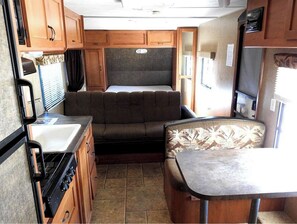 Deluxe Mobile Home | Free WiFi, bed sheets