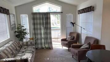 Deluxe Suite | Living area