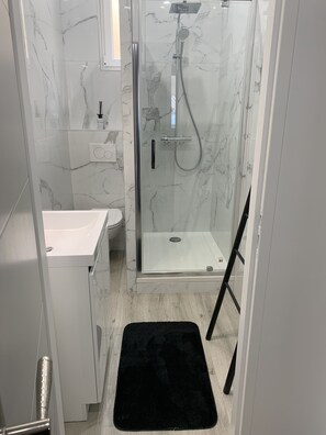 Haartrockner, Handtücher, Seife, Shampoo