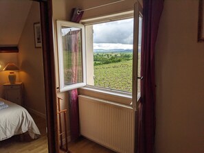 4 bedrooms, desk, travel cot, free WiFi - Large House with Private Pool and Valley View (Savigny-sur-Grosne)