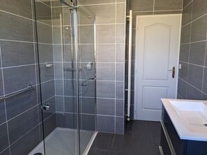 Dusche, Haartrockner, Handtücher, Toilettenpapier