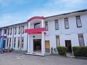 Exterior - Hotel O Garden Hostel (Bandung)