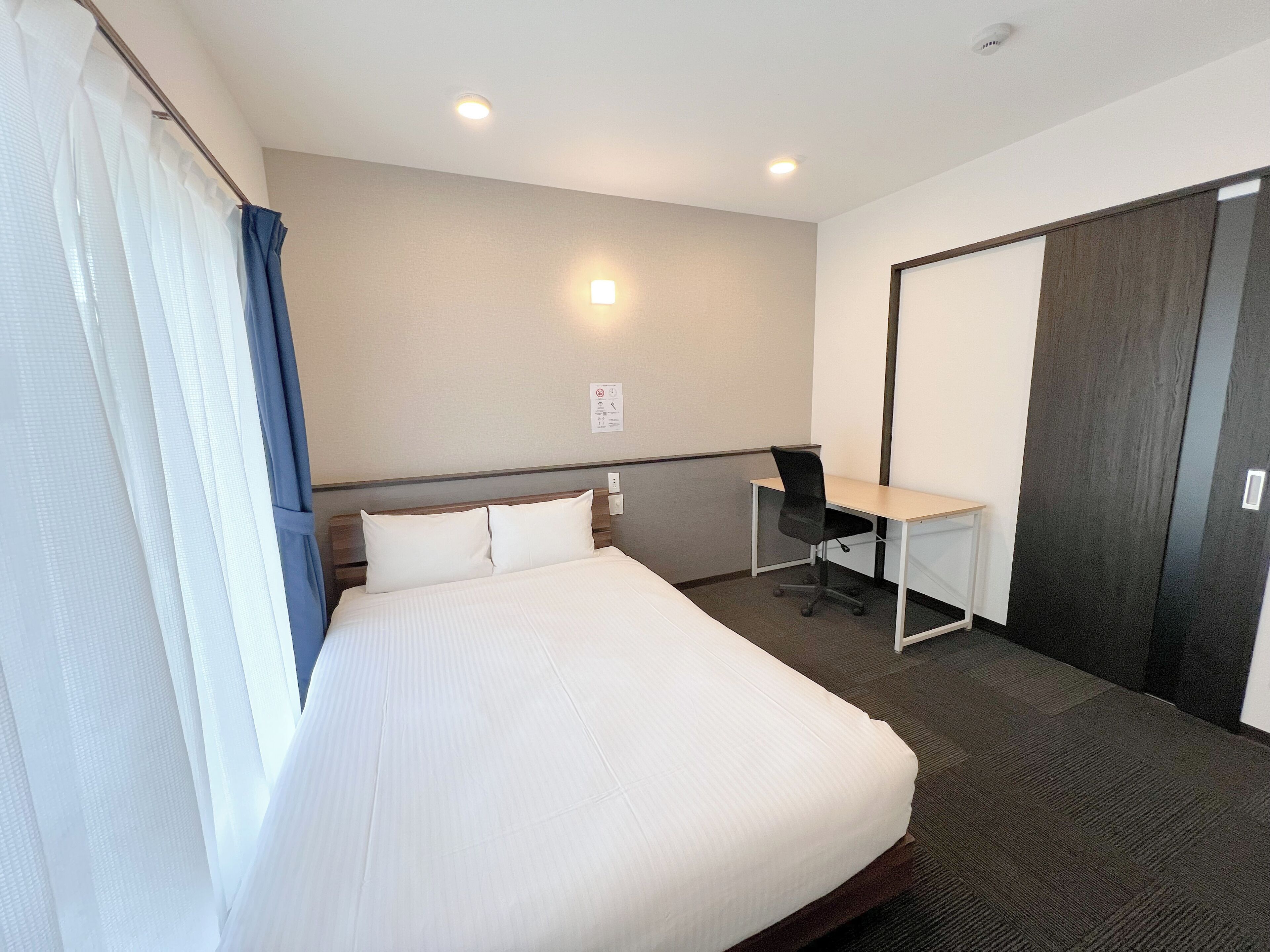 Escritorio, cortinas blackout, wifi gratis y ropa de cama 