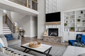 Télévision, cheminée, table de tennis de table, espaces bureaux