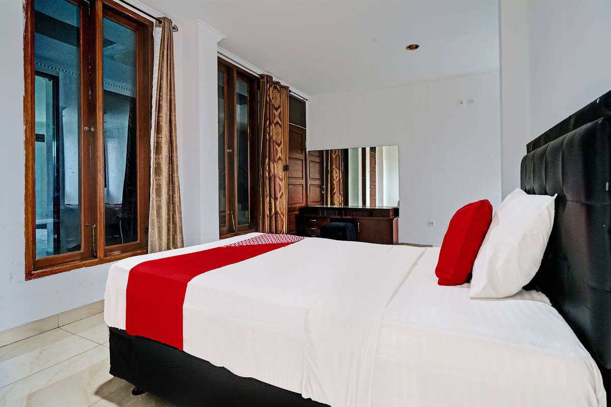 Desk, free WiFi, bed sheets